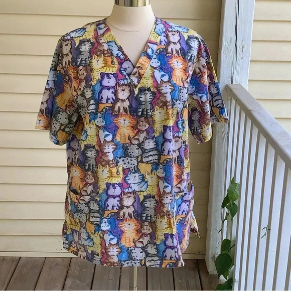 VAC Scrub Top sz Medium Rainbow Dogs And Cats Scrubs Vet Tech Uniform *Flaw - Picture 1 of 8